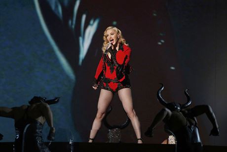 Madonna na Grammy vystoupila s psn Living for Love ze sv pipravovan desky.