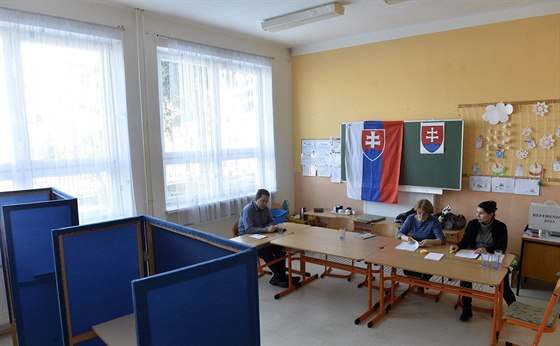 Hlasovací místnost v jedné z vesnic na Slovensku pi referendu o právu...