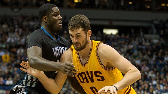 Anthony Bennett  (vlevo) z Minnesoty tsn brání Kevina Lovea z Clevelandu.