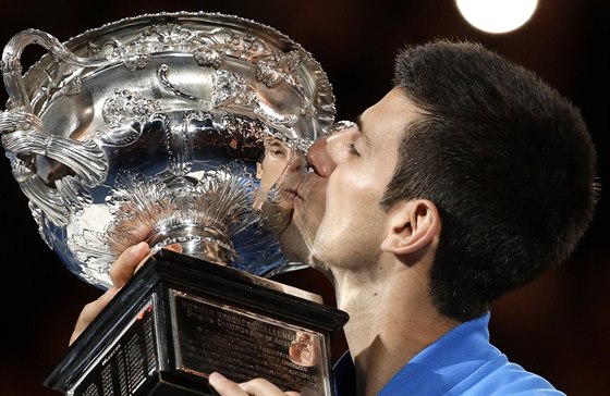 POLIBEK NA TROFEJ. Novak Djokovi si vychutnává triumf na Australian Open.