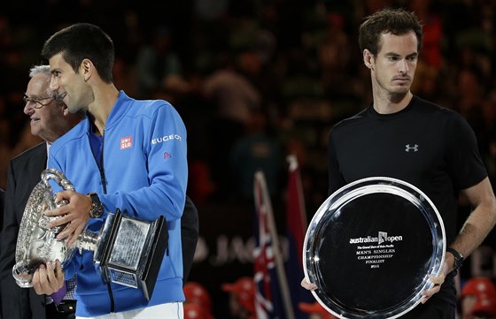 VÍTZ A PORAENÝ. Novak Djokovi se usmívá, Andy Murray je trochu zasmuilý.