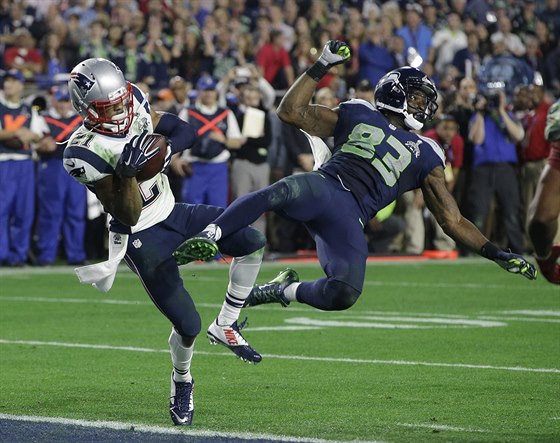 KLÍOVÝ MOMENT. Obránce Malcolm Butler (v bílém) tsn ped koncem Superbowlu...