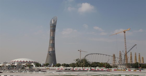 Mezi dominanty Aspire Zone v Dauhá patí iluxusní hotel ve tvaru pochodn.