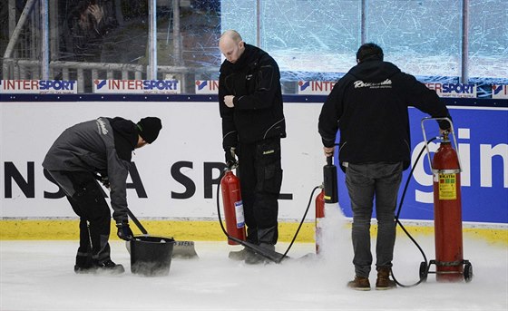 PROBLÉMY S LEDEM.  Duel Euro Hockey Tour mezi védskem a Finskem byl pedasn...