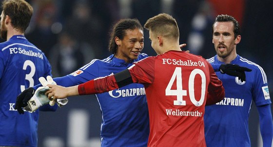 SPOKOJENOST. Fotbalisté Schalke slaví výhru nad Mönchengladbachem. Obejmout se...