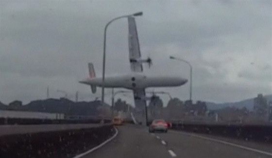 Fotografie poízená z videa zachycující pád tchajwanského letadla (4. února...