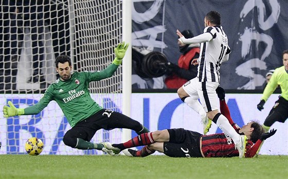 Carlos Tévez (uprosted), útoník Juventusu, stílí úvodní gól v utkání proti...