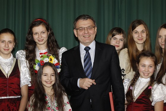 Ministr zahranií Lubomír Zaorálek pivítal koláky z Ukrajiny. (2. 2. 2015)