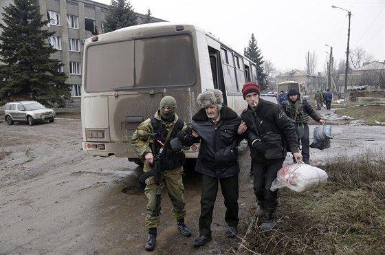 Staec z východoukrajinského msta Debalceve s pomocí nastupuje do autobusu...