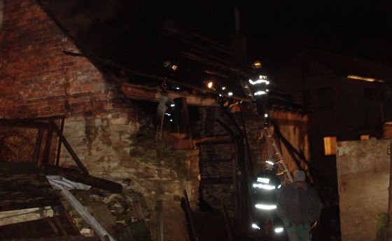 K poáru domu ve Vinarech se sjelo osm hasiských jednotek.