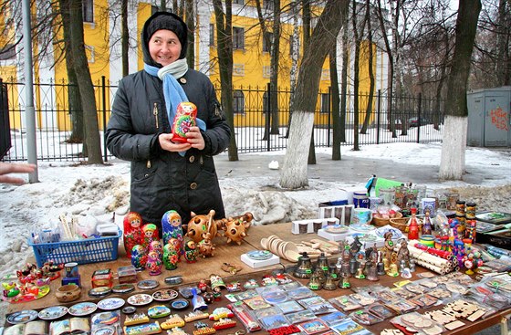 Prodavaka suvenýr Natalija prodá u rjazaského Kremlu v Rusku o dvacet...