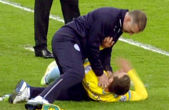 CO TO DLÁ? Trenér Leicesteru Nigel Pearson drí pod krkem záloníka Crystal Palace Jamese McArthura.