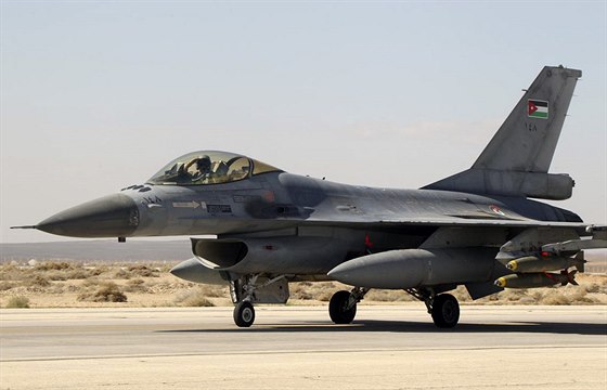 Jordánské letectvo bombardovalo v Sýrii pozice Islámského státu (5. února 2015).