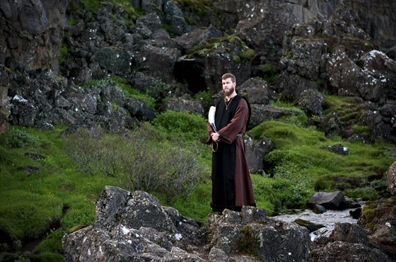 Haukur Dor Bragason, len islandské pohanské asociace Asatru, na slavnosti v...