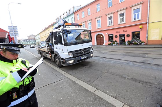 Brnntí stráníci odtahují patn parkující idie v Hybeov ulici.