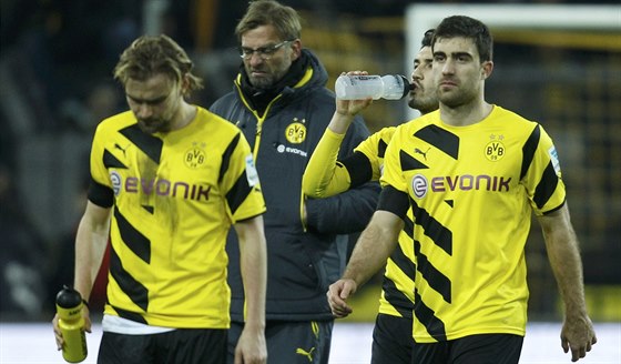 ZKLAMÁNÍ Fotbalisté Borussie Dortmund Schmelzer (vlevo), trenér Klopp, Sahin a...