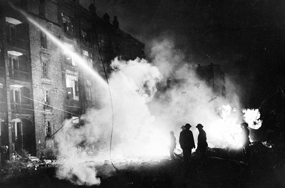 Britští hasiči a dobrovolníci bojují s požárem během bombardovací kampaně...