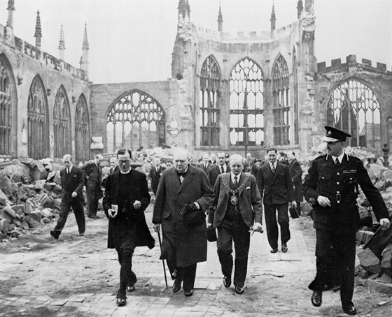 Winston Churchill na návtv vybombardované katedrály v Coventry v záí 1941