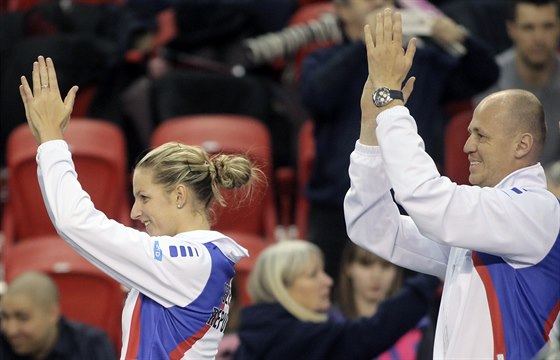 A TE FRANCIE. Karolína Plíková a kapitán Petr Pála slaví postup z 1. kola Fed Cupu. V semifinále eky vyzvou Francii.