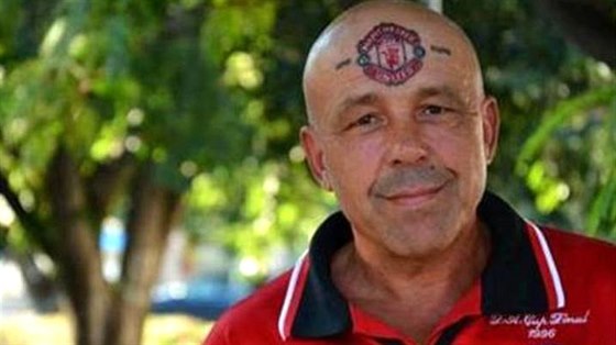Oddanost Manchesteru United a za hrob. Bulharský fanouek si nechal vytetovat znak klubu na elo.