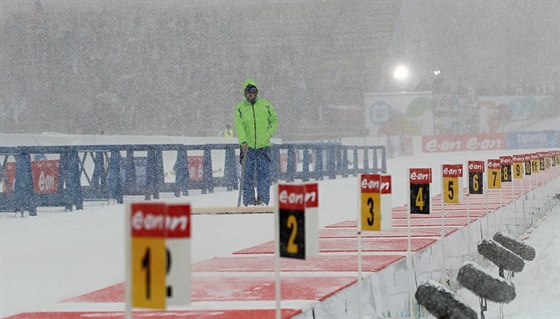 Sněhová nadílka přidělala pořadatelům v Novém Městě na Moravě před startem...