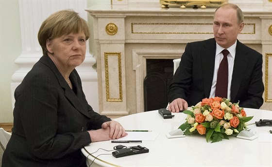 Nmecká kancléka Angela Merkelová a ruský prezident Vladimir Putin v pátek...