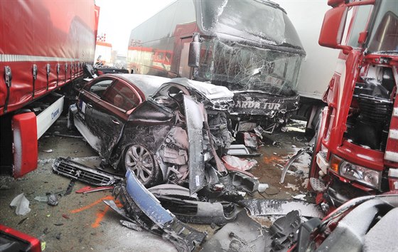 Hromadná nehoda desítek aut v nedli 8. února na pl dne zavela dálnici D1 u...