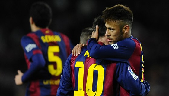Neymar (vpravo) a Lionel Messi oslavují gól FC Barcelona.