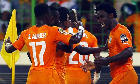 Fotbalisté Pobeí slonoviny slaví gól Wilfrieda Bonyho (vpravo).