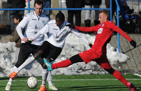 Mostecký fotbalista Lamine Fall krotí mí v utkání s Ústím.