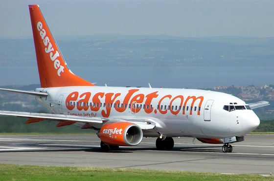 Letadlo spolenosti easyJet na letiti v Bristolu