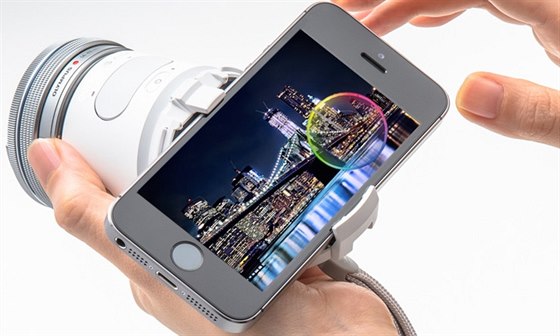 Mobilní telefon se k externímu fotoaparátu Olympus AIR A01 pipojuje naikmo.
