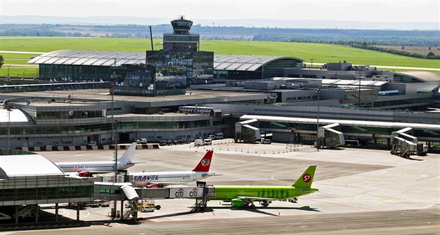 V pražské Ruzyni neplánovaně přistálo letadlo, cestující měla zdravotní potíže