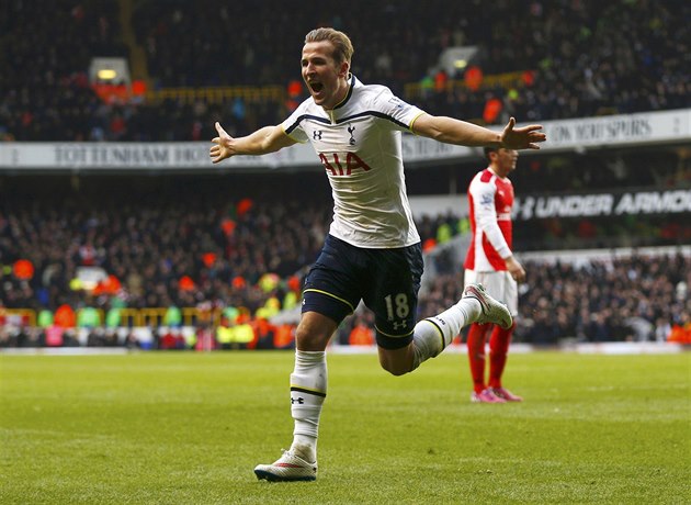 Harry Kane (vlevo), úto�ník Tottenhamu, slaví sv�j druhý gól, který vst�elil v...