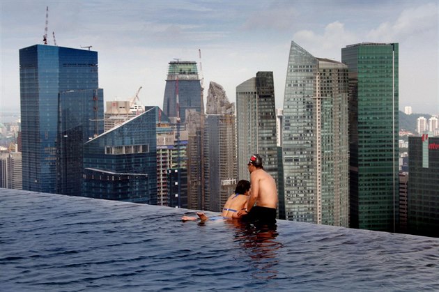 Fotogalerie: Bazén na střeše singapurského hotelu Marina Bay Sands