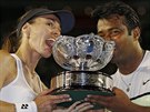 Martina Hingisová a Leander Paes slaví triumf ve smíené tyhre na Australian...
