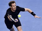Andy Murray dobíhá míek ve finále Australian Open.