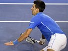 Novak Djokovi podklouzl pi jedné z výmn ve finále Australian Open.