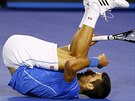 NA ZÁDECH. Novak Djokovi po pádu ve finále Australian Open.