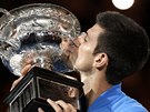 POLIBEK NA TROFEJ. Novak Djokovi si vychutnv triumf na Australian Open.