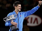 Spokojený Novak Djokovi oslavuje triumf na Australian Open.