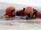 Hasii nacviují na zamrzlém rybníku v Horách nedaleko Karlových Var záchranu...