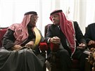 Jordánský král Abdalláh II. (druhý zprava) hovoí s otcem zavradného pilota...