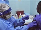 Zdravotnice okuje proti ebole v Libérii (2. února 2015)