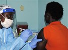 Okování proti ebole v Libérii (2. února 2015).