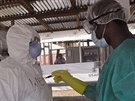 Zdravotníci, kteí pomáhají nakaeným ebolou v Libérii (30. ledna 2015).