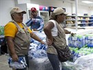 Venezueltí úedníci dohlíí na zboí v supermarketu Día Día (3. února 2015).