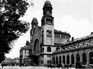 Historická budova hlavního nádraží v Praze na dobové fotografii