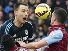 SKÁU! John Terry (druhý zprava), kapitán Chelsea, svádí hlavikový souboj s...