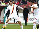 LEGENDA V AKCI. Francesco Totti (vlevo), kapitán fotbalist AS ím, se snaí...